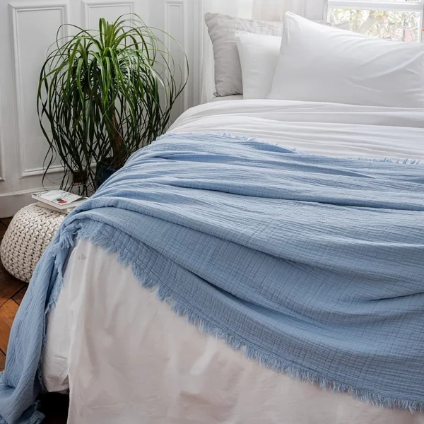 Dessus de lit 180x250 cm BREHAT 100% gaze de coton bleu ciel