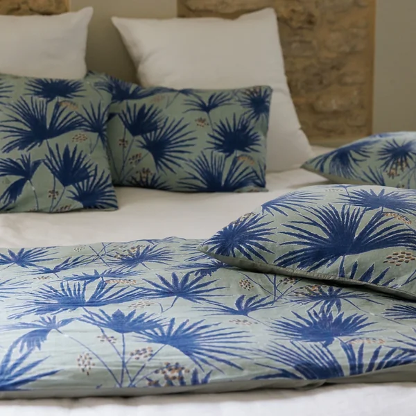 Housse de coussin 45x45 cm lin lavé motif végétal PALAWAN bleu Indigo