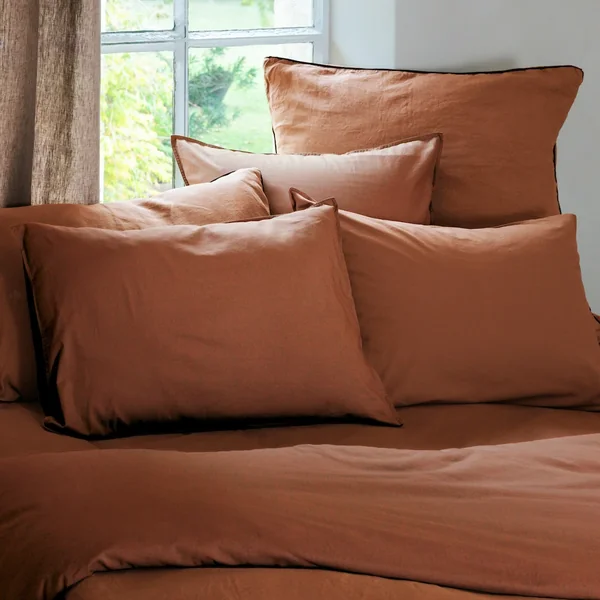 Parure de lit 200x200 cm et 50x70 cm 100% coton lavé PALACE marron terre cuite 3 pièces