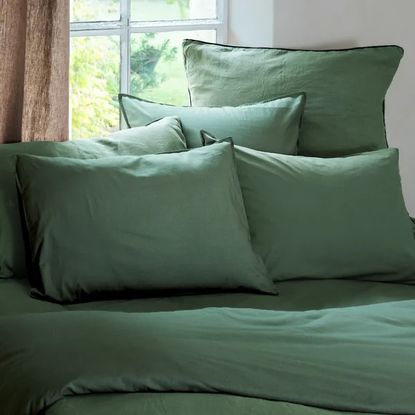 Parure de lit 260x240 cm et 50x70 cm 100% coton lavé PALACE vert cedre 3 pièces