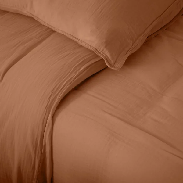 Parure de lit 3 pièces 240x220 cm et 50x70 cm mousseline de coton MILOS marron cognac