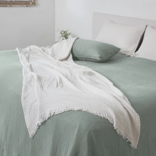 Plaid 180x240 cm en mousseline de coton collection PAROS vert lichen